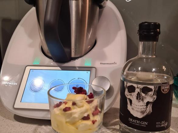 Fluffy Keto Cheesecake with Gin infused Lemon Curd