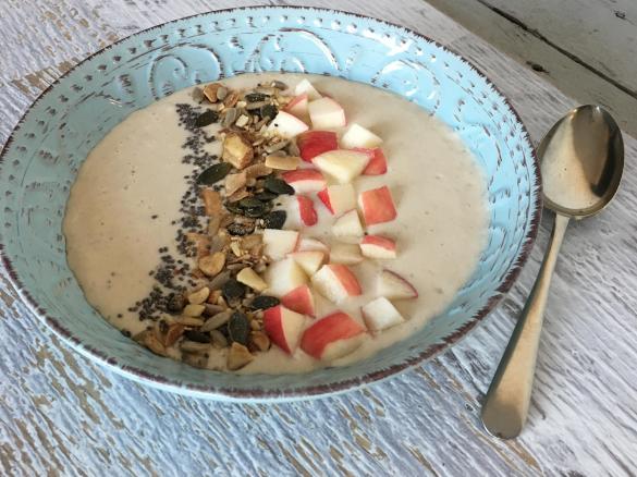 Warm apple pie smoothie bowl