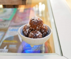 Nut free date balls with coconut and cacao