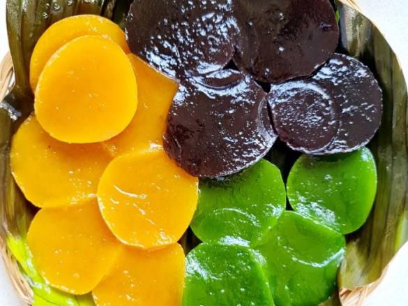 Puto cuchinta or kutsinta (Filipino steamed rice cake)