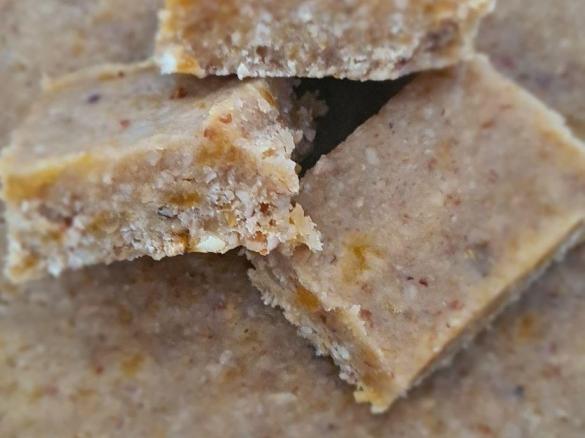 Nutty baked muesli bar