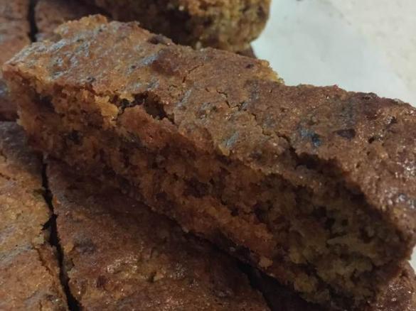 DATE & APRICOT SLICE