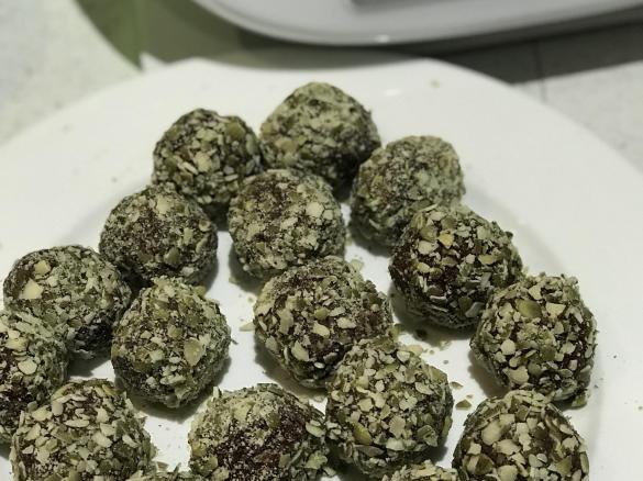 Paleo dates, macadamia and cacao bliss balls