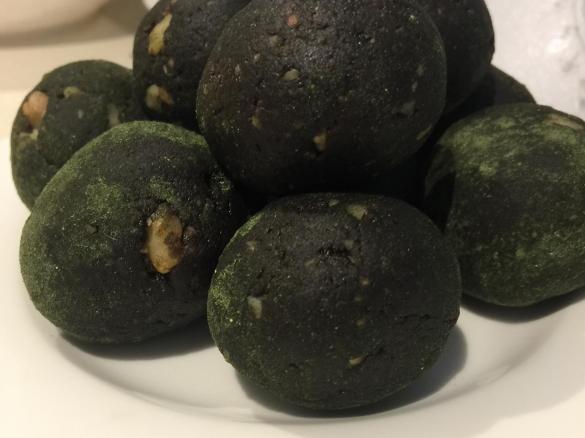 Chocolate Brownie Balls, with superfoods (Paleo & Vegan)