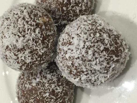 Choc-vanilla balls