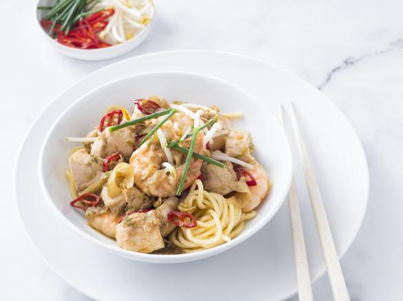 Chicken and prawn noodles