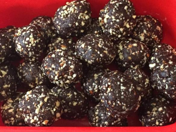 Chocolate, date and peanut butter balls