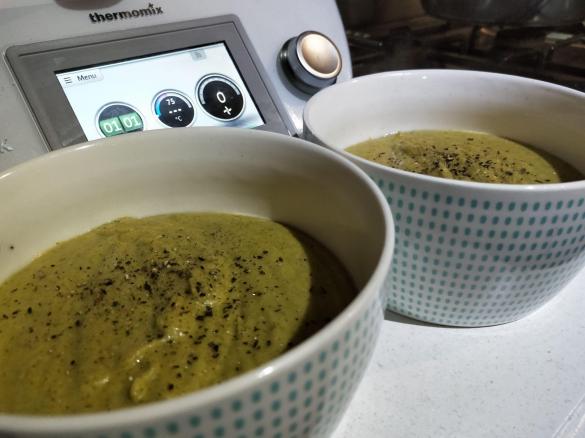VEGAN Cheesy Broccoli Soup - LCHF