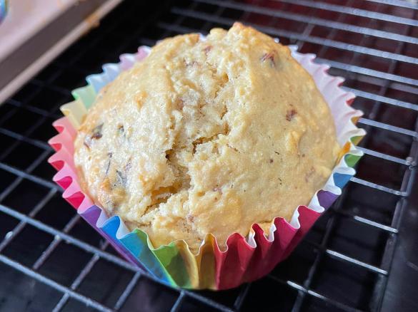 Apple, oat and sultana muffins