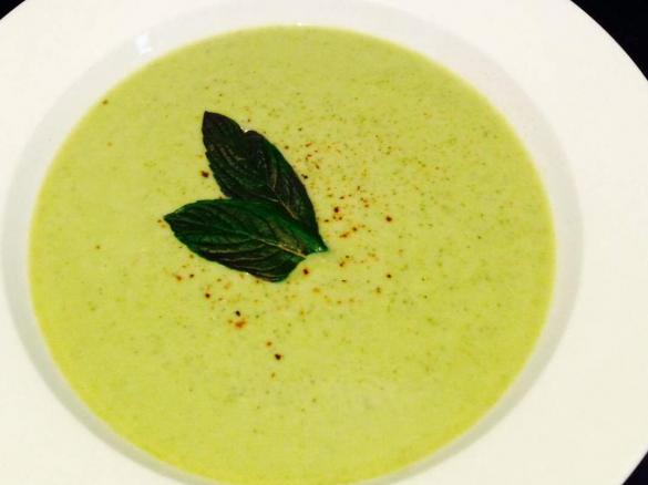 Creamy pea and broccoli soup