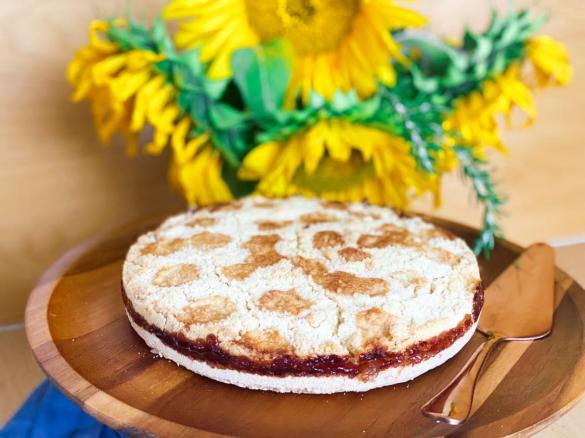 Crumble jam cake