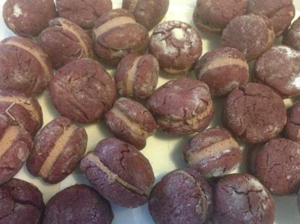 Red Velvet Crinkle Cookies Sandwhiches