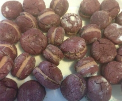 Red Velvet Crinkle Cookies Sandwhiches