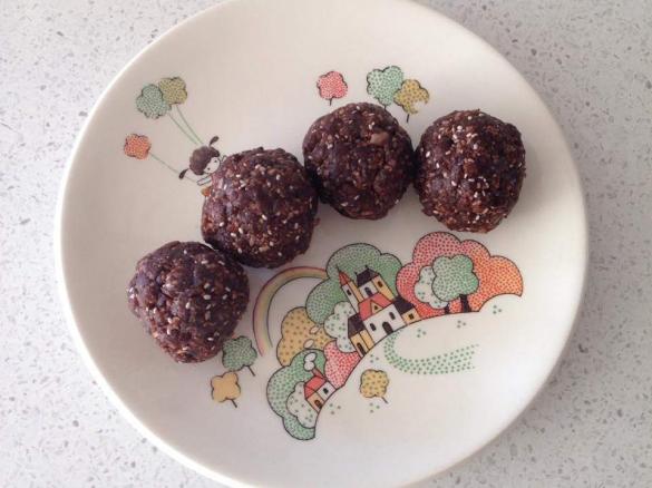 Holly's Choc Chunk Bliss Balls