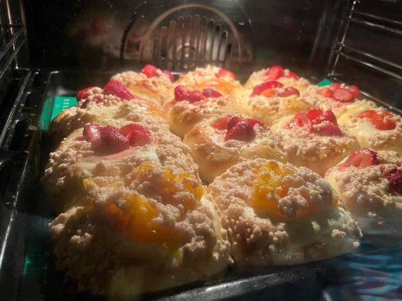 Brioche buns with berries by Luiza