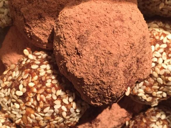 Peanut Banana Cacao Energy Balls / Truffles