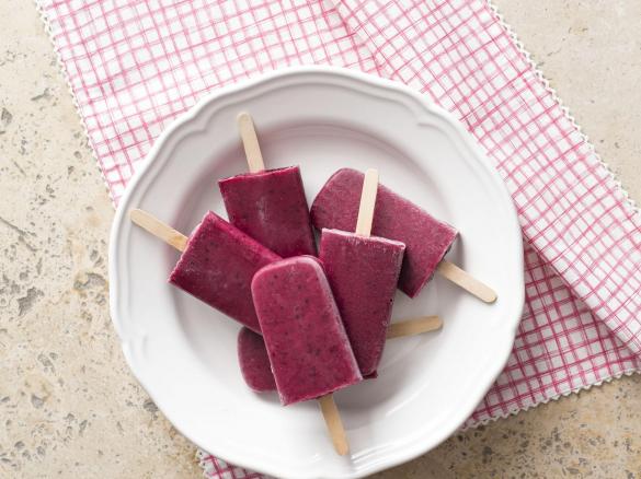 Frozen breakfast yoghurt pops