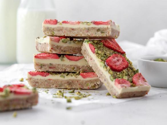 Strawberry and Pistachio Slice