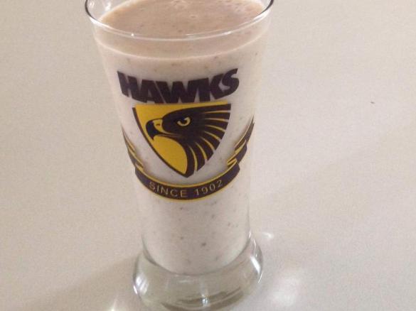 Healthy and easy caramel banana smoothie