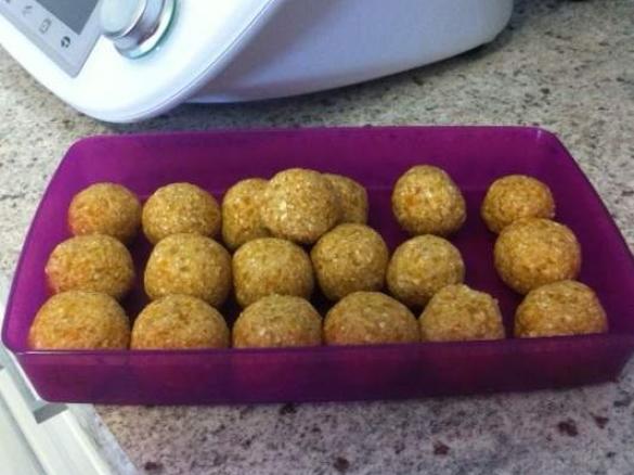 APRICOT & OAT BALLS