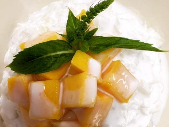 Sticky Coconut Rice with Mango