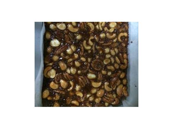 CARAMEL NUT SLICE (LOW FODMAPS, DAIRY FREE)