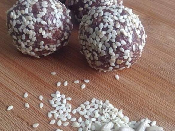 NUT FREE RAW CACAO BLISS BALLS