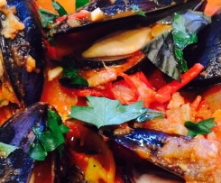 Steamed mussels with red wine and tomato sauce