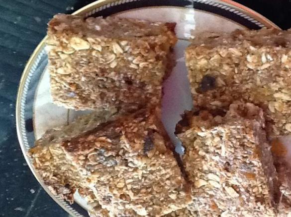 Super-healthy banana, apricot and date oat bars