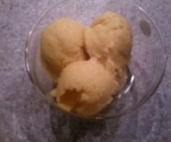 Mango frozen yoghurt