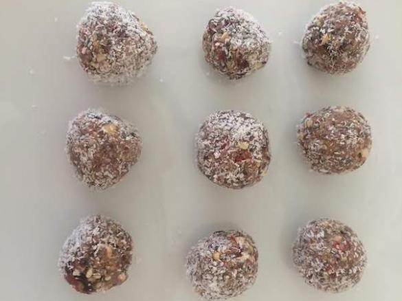 CHIA CHOCOLATE BLISS BALLS PALEO 