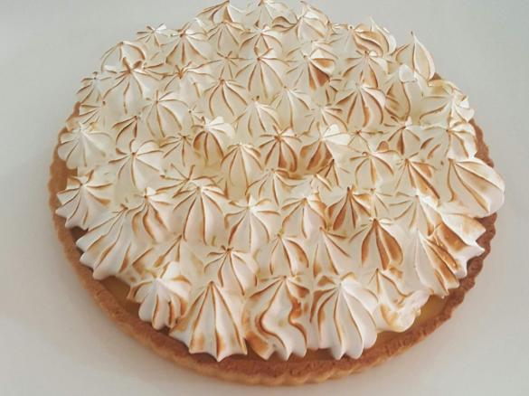 Lime and passion meringue pie 