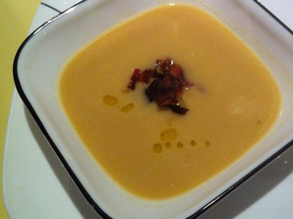 White bean soup with bay leaves and pancetta