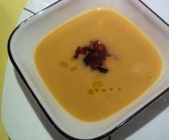 White bean soup with bay leaves and pancetta