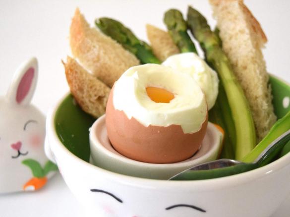 Soft boiled eggs with asparagus soldiers