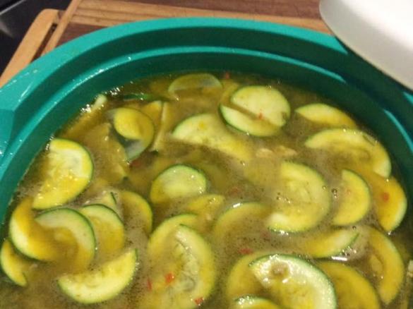 LOW FODMAP CHICKEN AND ZUCHINI SOUP  (based on Skinnymixer's Chicken Zoodle Soup)