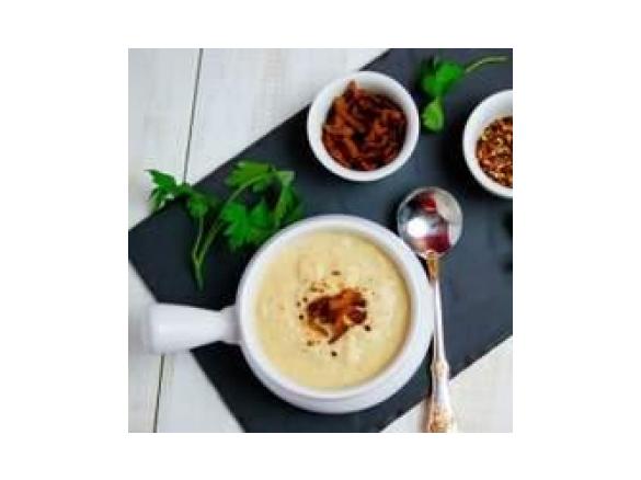 Califlower soup with parmesen and bacon dust