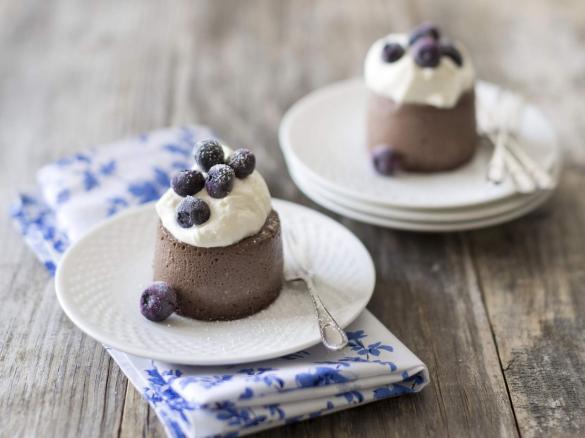 Baked chocolate ricotta with blueberries and cream