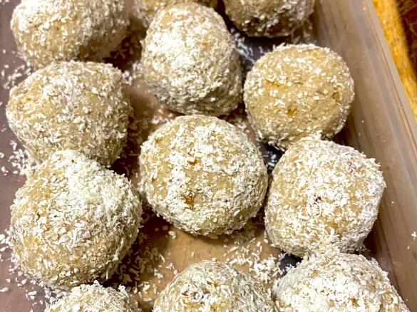 Banana Balls with Oats and Apricots