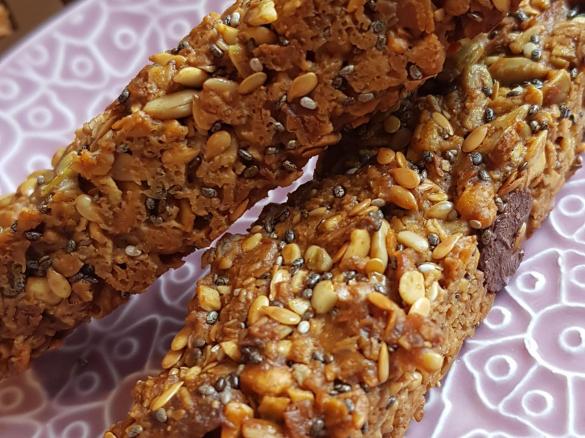 Nut and gluten-free muesli bar