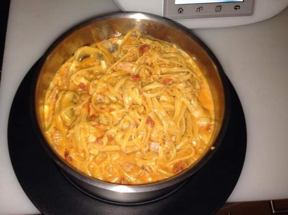 creamy tomato chicken, bacon & mushroom fettuccini