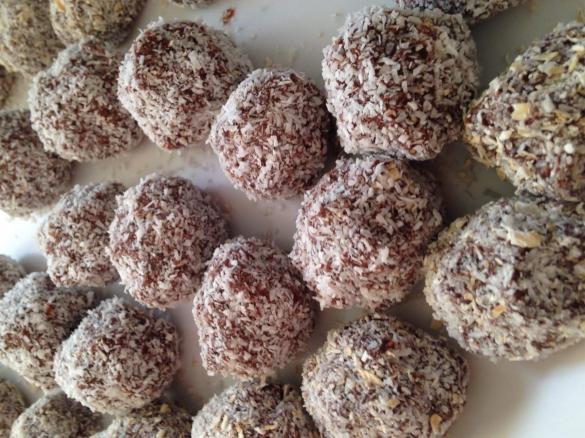 Raw Vegan Bliss Balls (adapted from notquitenigella)