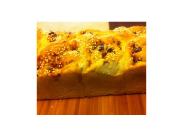 SUNDRIED TOMATO AND OLIVE PULL APART BREAD