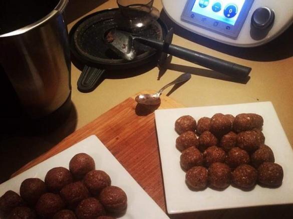 Raw Chocolate Snack Balls