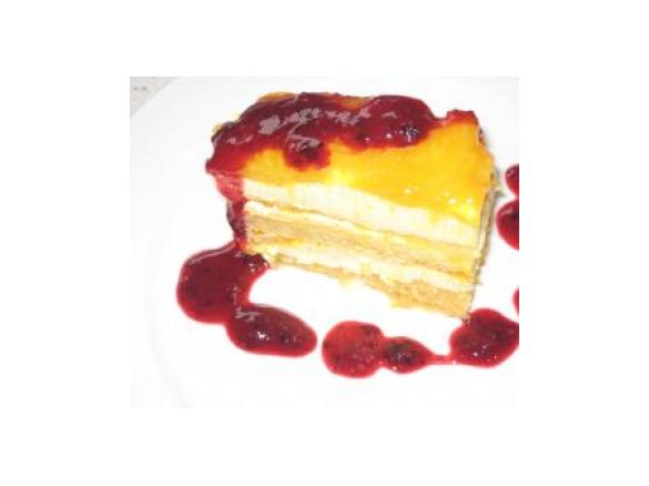 Mangomisu with raspberry sauce