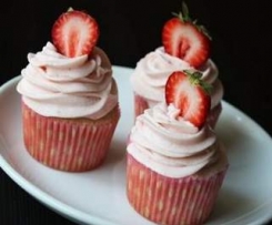 FODMAP Vanilla Cupcakes with Strawberry Cream Cheese Frosting