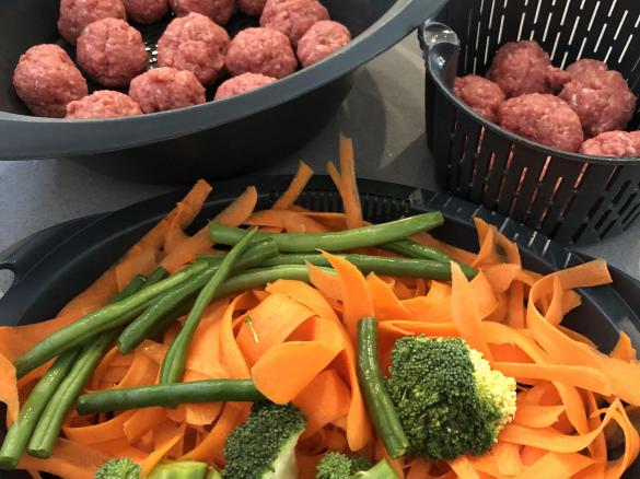 Meatballs with Sauce & Veggie Noodles