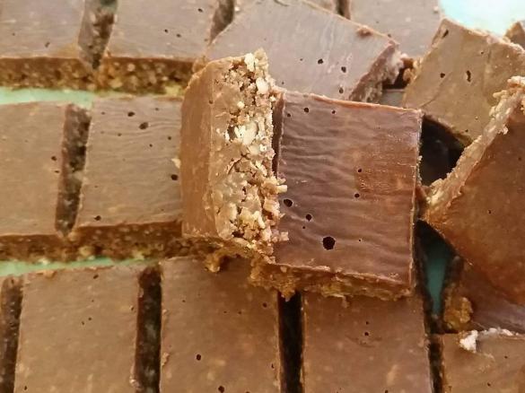 Raw peanut butter choc slice