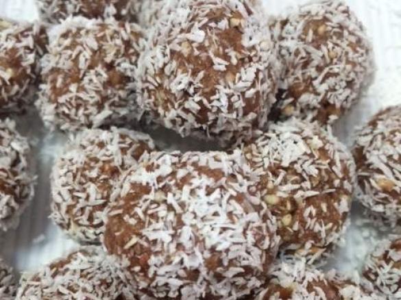 CHOCOLATE NUT PROTEIN BLISS BALLS