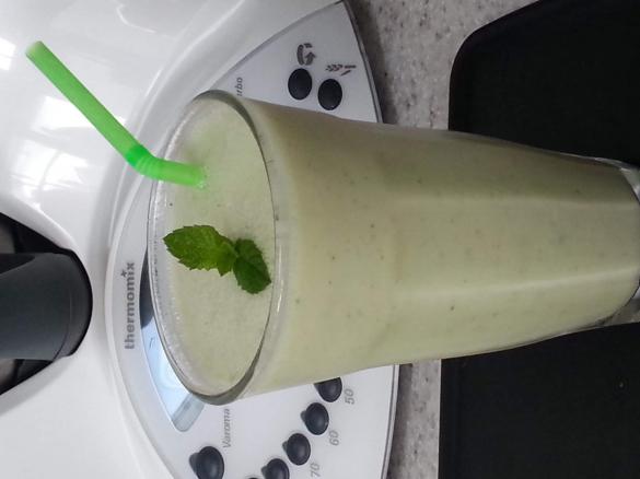 pineapple banana and cucumber smoothie